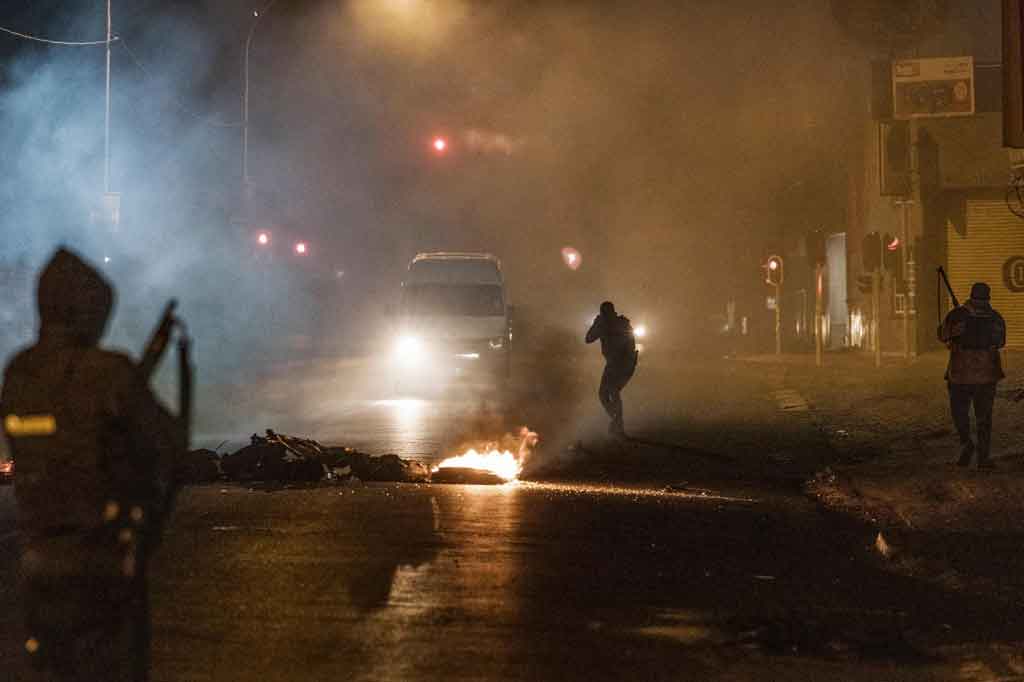 Protes meletus pekan lalu tak lama setelah Zuma mulai menjalani hukuman 15 bulan karena menolak penyelidikan korupsi yang menodai sembilan tahun kekuasaannya. Kekerasan sejauh ini terbatas pada dua provinsi terpadat yaitu KwaZulu-Natal dan Gauteng, yang menjadi pusat ekonomi Johannesburg