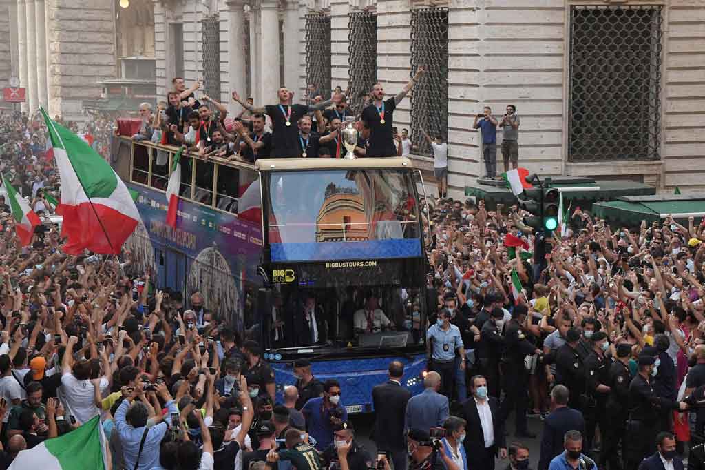 Para pemain Italia dipuja sebagai pahlawan pada Senin, 12 Juli 2021 waktu setempat, dengan perayaan yang berpuncak pada perjalanan bus terbuka melalui Roma. Timnas Italia baru saja menjuarai Piala Eropa 2020 usai menaklukkan Inggris dalam drama adu penalti di Stadion Wembley.