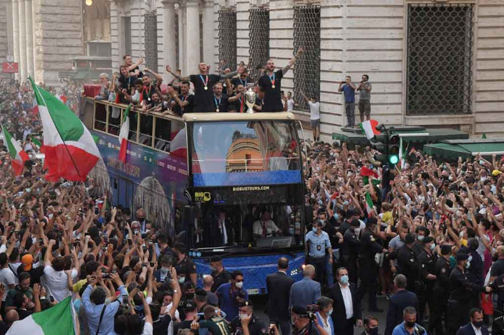 Para pemain Italia dipuja sebagai pahlawan pada Senin, 12 Juli 2021 waktu setempat, dengan perayaan yang berpuncak pada perjalanan bus terbuka melalui Roma. Timnas Italia baru saja menjuarai Piala Eropa 2020 usai menaklukkan Inggris dalam drama adu penalti di Stadion Wembley.