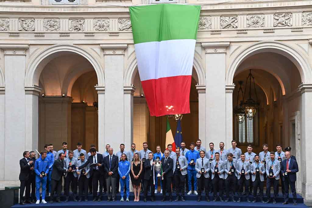 Perdana Menteri dan Presiden Italia menyelenggarakan upacara penyambutan untuk Azzurri, sebelum tim naik bus dan melakukan perjalanan penuh kemenangan melalui kerumunan yang bergembira sambil mengibarkan bendera tiga warna.