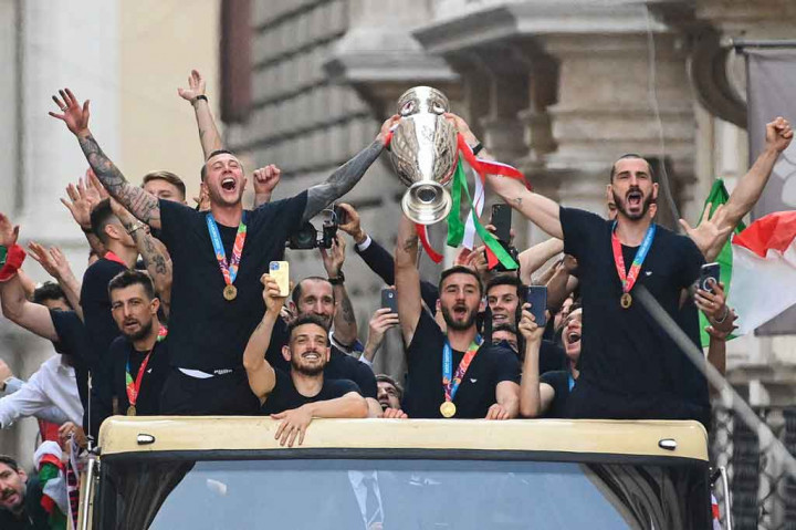 Perayaan itu mengakhiri 24 jam emosional yang dimulai dengan malam drama di Wembley pada Minggu, 11 Juli 2021 malam, ketika Italia pulih dari keterkejutan karena kebobolan gol tercepat di final Kejuaraan Eropa untuk menyamakan kedudukan, dan kemudian mengklaim kemenangan dengan skor 3-2 lewat adu penalti.