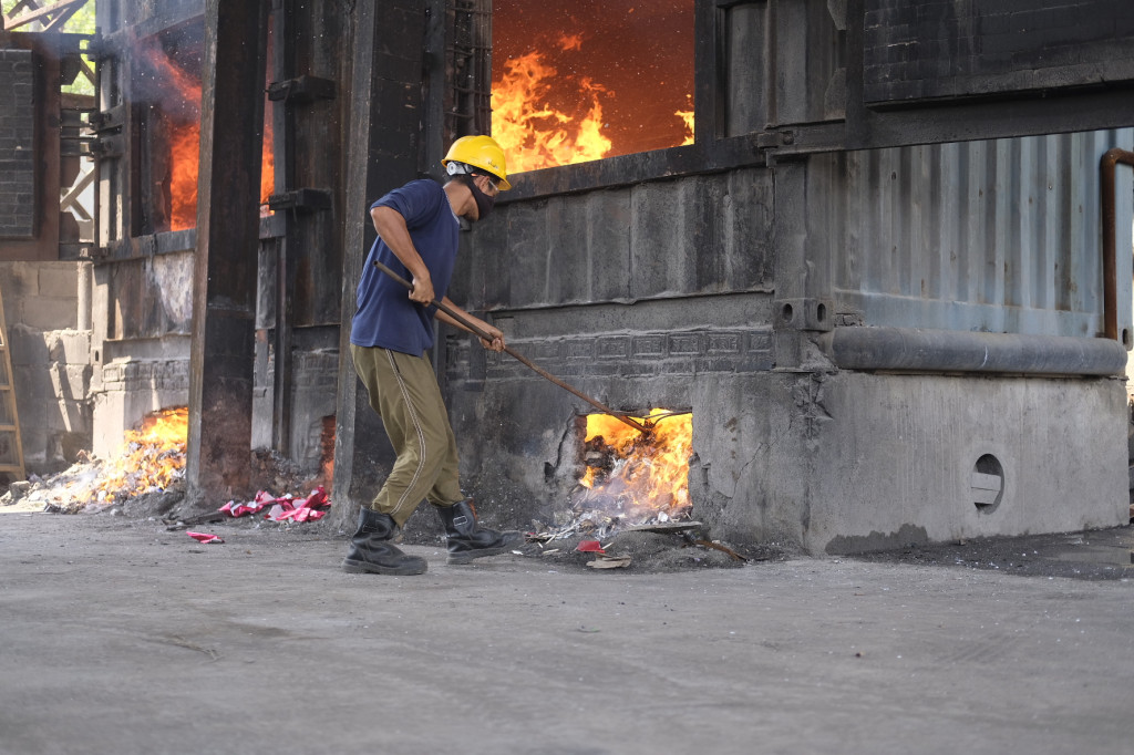 Cukai Sidoarjo memusnahkan barang-barang ilegal yang kena cukai. Mulai dari rokok hingga miras.
