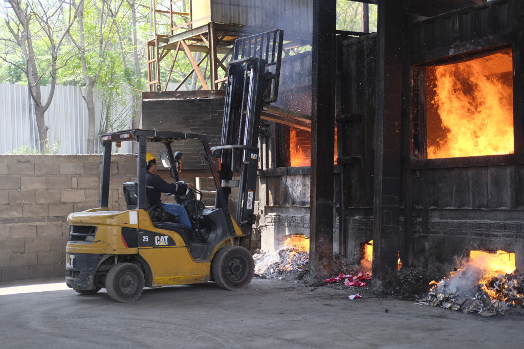 Barang-barang tersebut yakni 10,9 juta batang rokok ilegal, 5.610 mililiter cairan vape dan 159 botol minuman mengandung etil alcohol (MMEA).