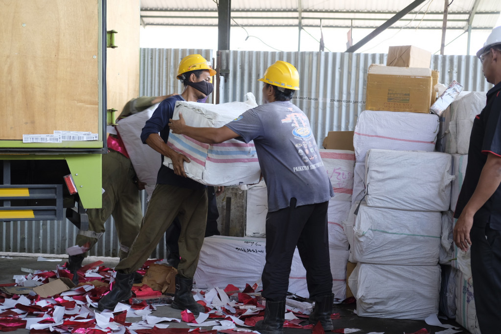 Barang-barang illegal itu hasil penindakan selama kurun waktu Agustus 2020 hingga Maret 2021. Total nilai barang-barang ini mencapai Rp10 miliar dan menimbulkan potensi kerugian Negara Rp4,9 miliar.