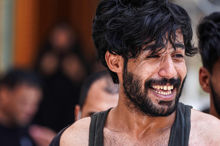 Seorang pria Irak berduka pada prosesi pemakaman di pusat kota Najaf, pada 13 Juli 2021, untuk kerabat yang meninggal dalam kebakaran besar yang menelan bangsal isolasi virus korona di rumah sakit Al-Hussein di kota Irak selatan.