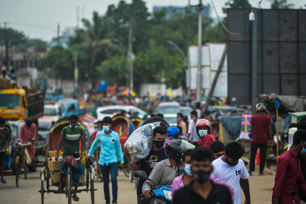 Sebagai bagian dari pelonggaran tindakan karantina, pemerintah kemungkinan besar akan mengizinkan layanan transportasi umum dilanjutkan dengan syarat mematuhi aturan kesehatan.
