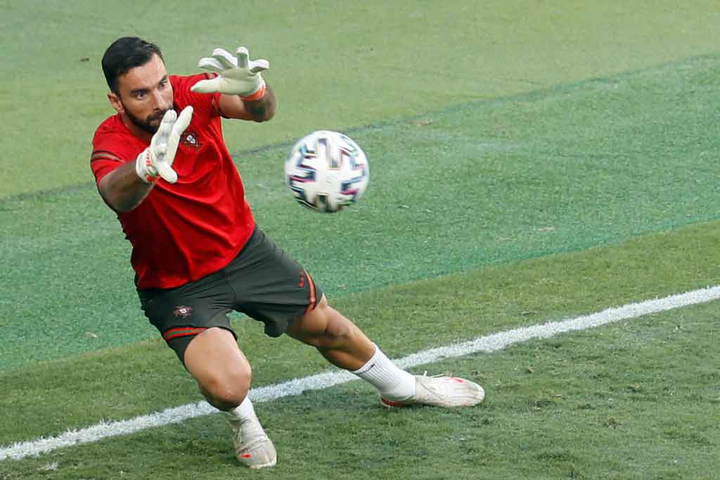 Penjaga gawang Rui Patricio menjadi pembelian pertama AS Roma di era kepelatihan Jose Mourinho. Kabar tersebut diumumkan klub Italia itu pada Rabu, 14 Juli 2021 dini hari WIB.