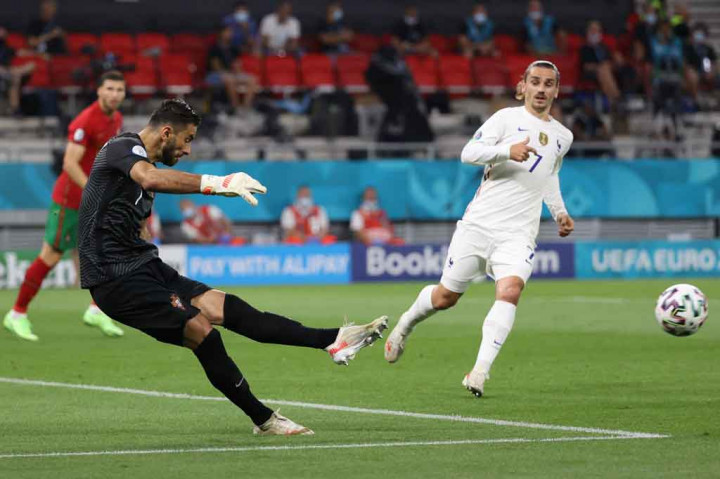 Kiper berusia 33 tahun itu diikat kontrak berdurasi tiga tahun yang akan membuatnya berada di ibu kota Italia hingga 30 Juni 2024.