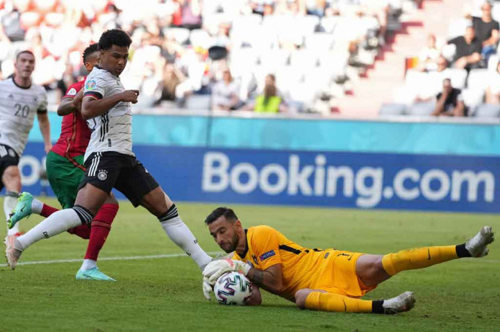 Patricio merupakan pemegang rekor kiper yang paling sering membela Portugal dengan 97 penampilan, termasuk saat mereka menjuarai Euro 2016. Memulai kariernya di Sporting CP, mantan kiper Wolverhampton itu akan mengenakan nomor punggung 1 di Roma.