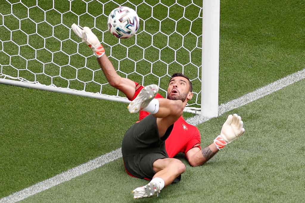 Lewat laman resminya, Roma menyatakan kiper tim nasional Portugal itu dibeli dengan harga transfer sebesar 11,5 juta euro (sekira Rp196,9 miliar) dari Wolverhampton, disertai sejumlah klausul nilai tambahan berdasar performa dan capaian klub maupun Patricio.
