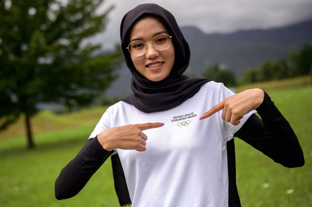 Pengungsi Afghanistan yang menjadi atlet balap sepeda Masomah Ali Zada ??berpose dengan kausnya yang dihiasi Cincin Olimpiade di World Cycling Center (CMC) di Aigle pada 1 Juli 2021, saat dia bersiap untuk berkompetisi di Olimpiade Tokyo.