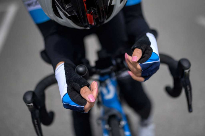 Atlet balap sepeda berusia 24 tahun itu dilempari batu dan diserang secara fisik di tanah kelahirannya karena berani mengenakan pakaian olahraga dan mengendarai sepeda di depan umum.