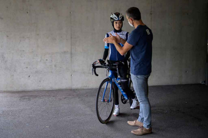Ali Zada ??diberi pelatihan intensif selama sebulan di UCI World Cycling Center di Aigle, Swiss barat, sebelum tiba di Jepang pada Rabu, 14 Juli 2021. Jean-Jacques Henry, pelatihnya di pusat tersebut, mengatakan dia adalah atlet sepeda perempuan terbaik yang pernah keluar dari Afghanistan, dan terkesan dengan kemajuan pesatnya. 