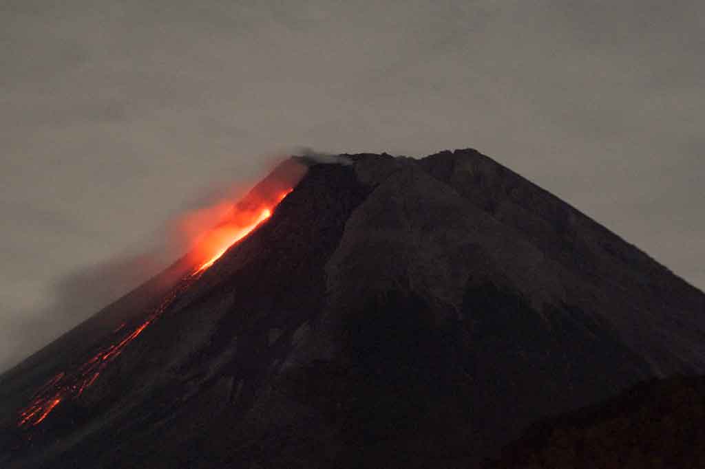Balai Penyelidikan dan Pengembangan Teknologi Kebencanaan Geologi (BPPTKG) menyebutkan Gunung Merapi di perbatasan Daerah Istimewa Yogyakarta dan Jawa Tengah 11 kali mengeluarkan guguran lava pijar pada Rabu, 14 Juli 2021. Guguran lava pijar itu meluncur dengan jarak maksimum sejauh 1.800 meter ke arah barat daya mulai pukul 00.00 sampai 06.00 WIB.