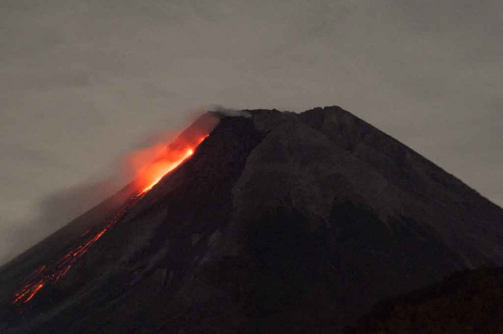Balai Penyelidikan dan Pengembangan Teknologi Kebencanaan Geologi (BPPTKG) menyebutkan Gunung Merapi di perbatasan Daerah Istimewa Yogyakarta dan Jawa Tengah 11 kali mengeluarkan guguran lava pijar pada Rabu, 14 Juli 2021. Guguran lava pijar itu meluncur dengan jarak maksimum sejauh 1.800 meter ke arah barat daya mulai pukul 00.00 sampai 06.00 WIB.