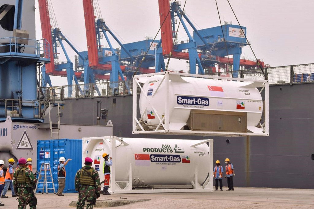 Bantuan oksigen dari Singapura melalui jalur laut tiba di Dermaga Jakarta International Container Terminal (JICT), Tanjung Priok, Jakarta Utara, Rabu, 14 Juli 2021.
