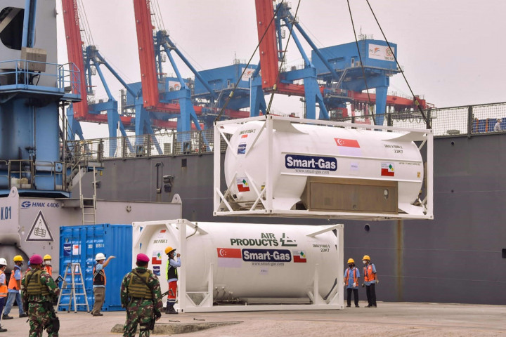 Bantuan oksigen dari Singapura melalui jalur laut tiba di Dermaga Jakarta International Container Terminal (JICT), Tanjung Priok, Jakarta Utara, Rabu, 14 Juli 2021.