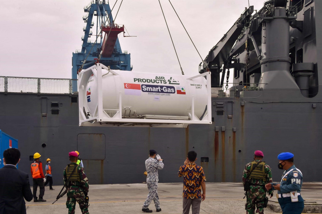 Adapun bantuan medis yang dibawa oleh kapal perang Angkatan laut Singapura itu antara lain adalah, dua container Filed 250 X 50L Oxygen Cylinders, dua container Iso Tank, 57 pallets Oxygen Concentrators, dansatu pallets Oxygen Concentrators Accessories.