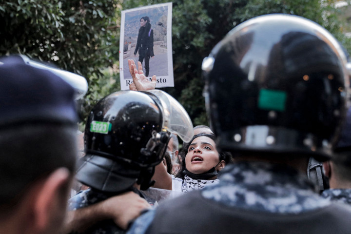 Mereka meminta Menteri Mohammed Fahmi tidak menghalangi penyelidikan kasus ledakan di pelabuhan Beirut. 