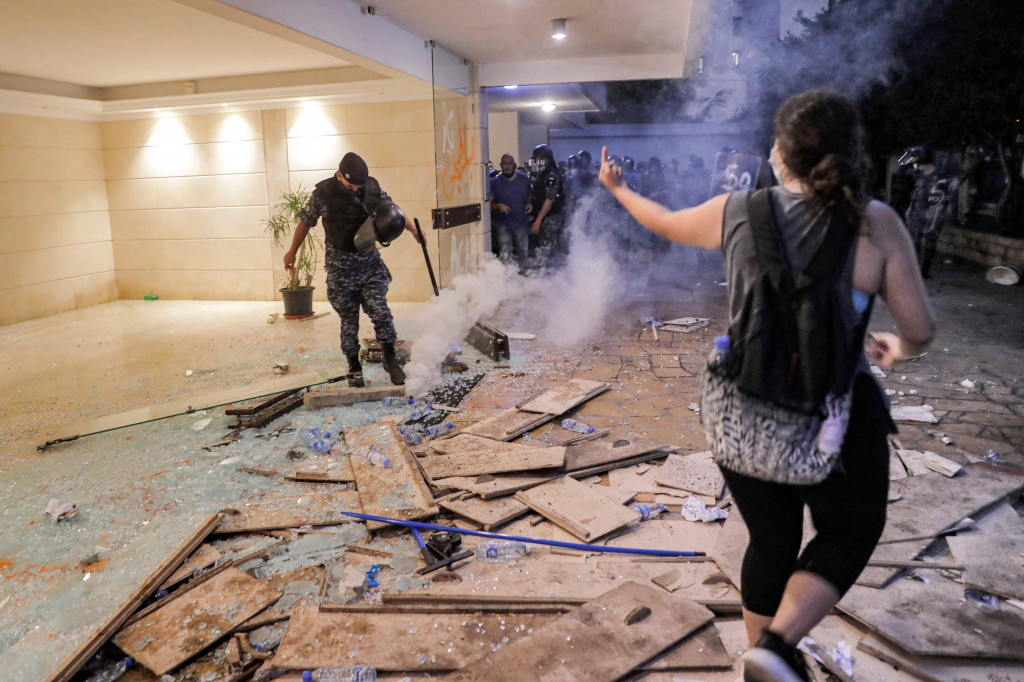 Massa menghancurkan jendela dan pagar rumah Mohammed Fahmi, juga mencoret-coret temboknya. 
