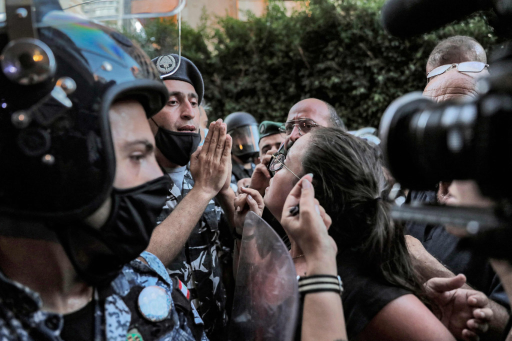 Keluarga korban ledakan besar di pelabuhan Beirut, bentrok dengan polisi anti huru hara ketika mereka mencoba menyerbu rumah sementara Menteri Dalam Negeri Mohammed Fehmi, di Beirut, Lebanon, Selasa, 13 Juli 2021.
