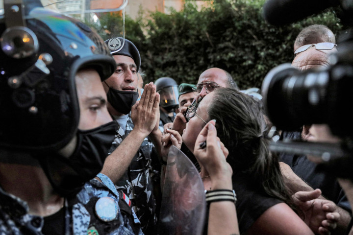 Keluarga korban ledakan besar di pelabuhan Beirut, bentrok dengan polisi anti huru hara ketika mereka mencoba menyerbu rumah sementara Menteri Dalam Negeri Mohammed Fehmi, di Beirut, Lebanon, Selasa, 13 Juli 2021.
