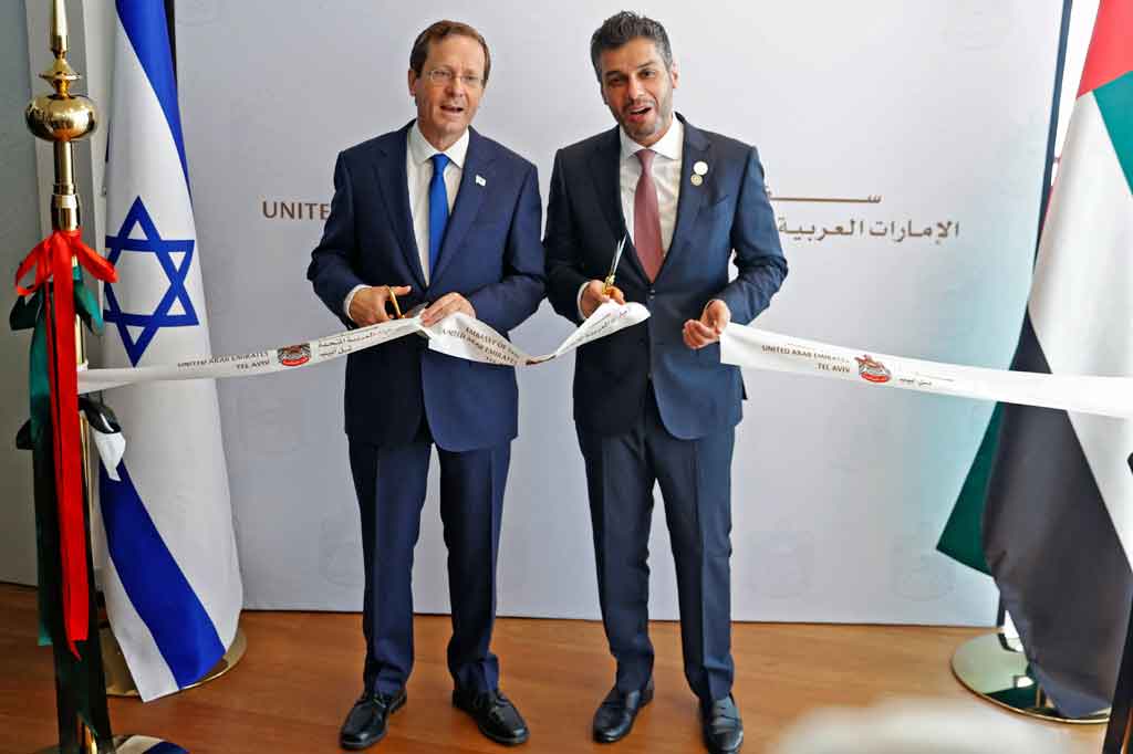 Presiden Israel Isaac Herzog (kiri) dan Duta Besar UEA untuk Israel Mohamed al-Khaja memotong pita saat pembukaan Kedutaan Besar UEA di Tel Aviv pada Rabu, 14 Juli 2021.