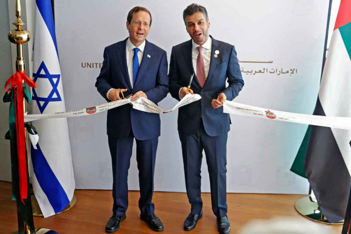 Presiden Israel Isaac Herzog (kiri) dan Duta Besar UEA untuk Israel Mohamed al-Khaja memotong pita saat pembukaan Kedutaan Besar UEA di Tel Aviv pada Rabu, 14 Juli 2021.