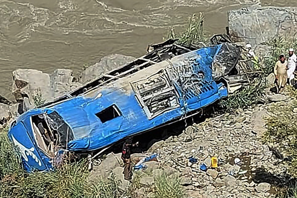 Ledakan di sebuah bus di Pakistan menewaskan 13 orang, termasuk sembilan tenaga kerja asing asal Tiongkok, dua orang tentara dan dua warga setempat.