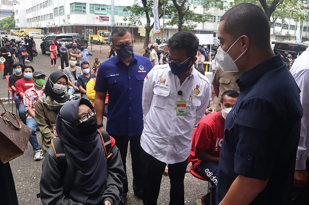 Menteri Pertanian Kabinet Indonesia Maju, Syahrul Yasin Limpo (tengah) didampingi pimpinan DPW Partai NasDem DKI Jakarta meninjau Sentra Vaksinasi NasDem Peduli, di Pulo Gadung Trade Center, Cakung, Jakarta Timur, Rabu, 14 Juli 2021.