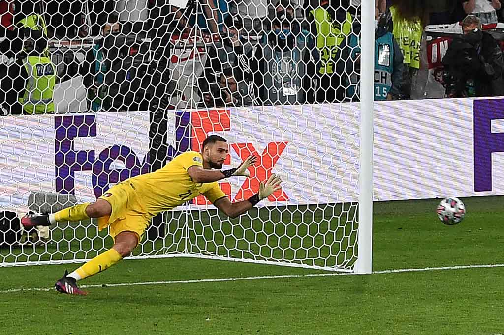 Di level internasional, Donnarumma membuktikan anggapan penerus Gianluigi Buffon dengan penampilan gemilangnya di Euro 2020 di mana ia juga terpilih jadi pemain terbaik turnamen.