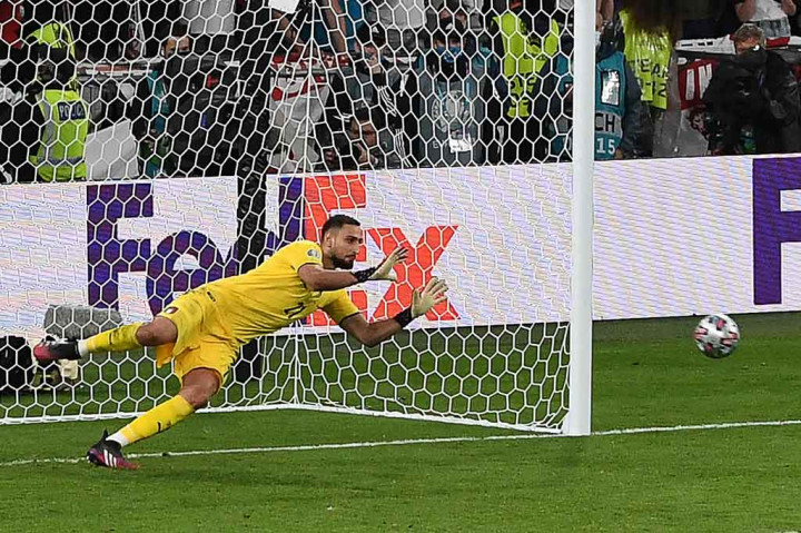 Di level internasional, Donnarumma membuktikan anggapan penerus Gianluigi Buffon dengan penampilan gemilangnya di Euro 2020 di mana ia juga terpilih jadi pemain terbaik turnamen.