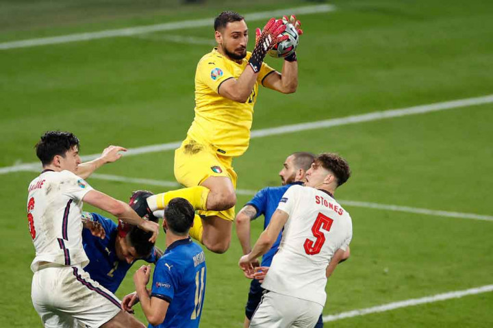 Selama enam musim bersama Rossoneri, kiper kelahiran Napoli itu membuat 215 penampilan di Serie A, bersama dengan 16 pertandingan di Liga Europa dan 12  di Piala Italia (termasuk final 2016 dan 2018).