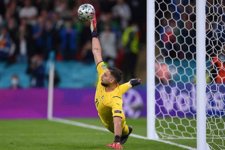 Bakat kiper berusia 22 tahun itu sudah mencuri perhatian dunia saat tampil membela Italia di Euro U-17 2015 dan terpilih menjadi pemain terbaik turnamen. Performa itu membuka kesempatan baginya menembus tim utama Milan dan menjalani debut di Liga Italia Serie A dalam usia 16 tahun.