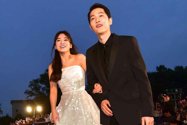 Awal bulan ini, agensi Song Joong Ki mengumumkan bahwa aktor tersebut telah melakukan karantina sendiri setelah seorang kenalannya dinyatakan positif covid-19. Song Joong Ki sendiri dites negatif untuk virus tersebut, namun dia tetap melakukan isoman selama dua minggu sebagai tindakan pencegahan.