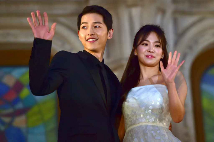 Aktor Korea Selatan Song Song Joong-Ki (kiri) dan aktris Song Hye-Kyo berpose untuk sesi foto di karpet merah BaekSang Art Awards tahunan ke-52 di Seoul pada Juni 2016 silam. Song Joong Ki kembali melanjutkan syuting film terbarunya Bogota usai melakukan isolasi mandiri.
