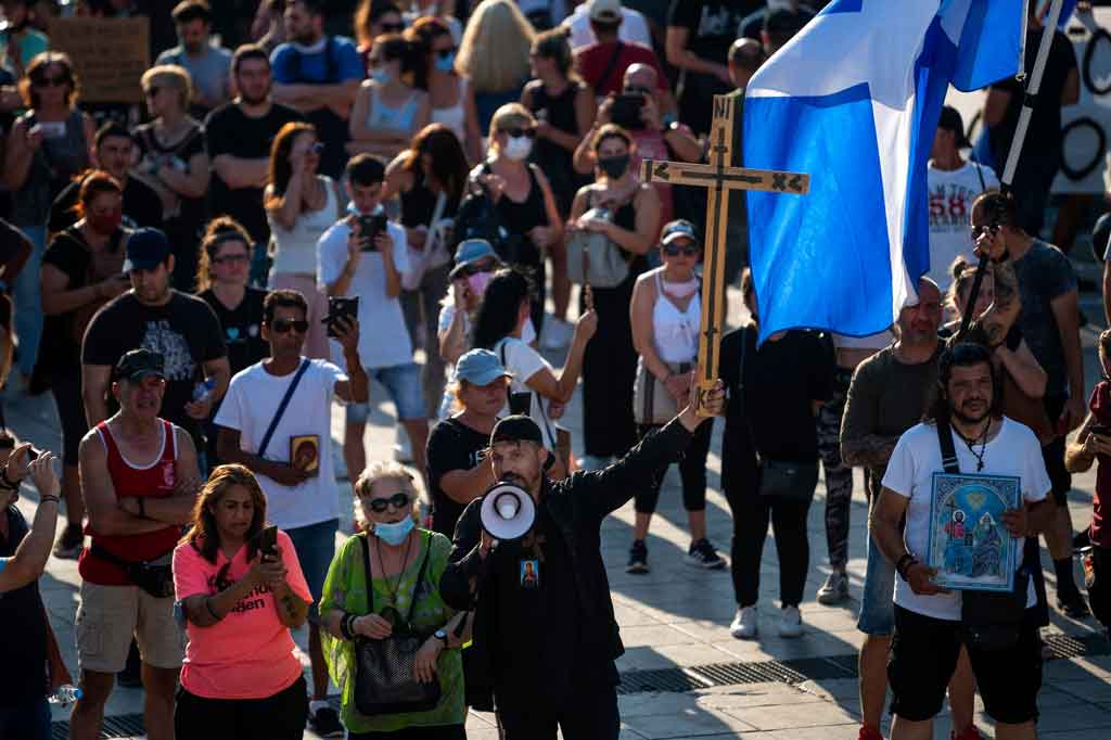 Ia mempertanyakan penelitian ilmiah seputar masker wajah dan vaksin dan mengepalai gerakan 'Bebaskan Lagi' yang disebut protes. Vovolis mengatakan dia memulai kelompok itu sebagai tanggapan terhadap langkah-langkah keras pemerintah untuk menahan virus korona.