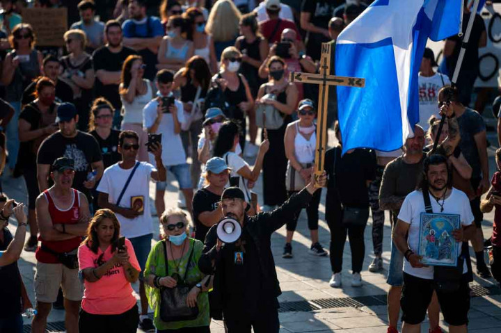 Ia mempertanyakan penelitian ilmiah seputar masker wajah dan vaksin dan mengepalai gerakan 'Bebaskan Lagi' yang disebut protes. Vovolis mengatakan dia memulai kelompok itu sebagai tanggapan terhadap langkah-langkah keras pemerintah untuk menahan virus korona.