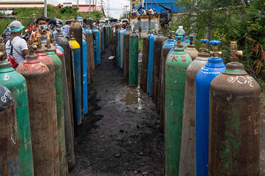 Beberapa di antara mereka telah mempersiapkan diri dengan membawa kursi dan bersiap untuk menunggu lama.
 Sementara bagi yang lain sudah terlambat waktunya. 

