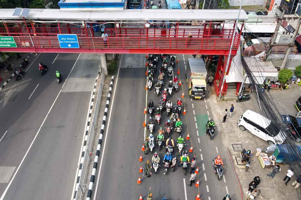 100 titik penyekatan PPKM Darurat itu meliputi 19 lokasi di dalam kota, 15 titik di tol, 10 titik di batas kota 29 titik di daerah penyangga Ibu Kota seperti Bekasi, Depok dan Tangerang, serta 27 titik di ruas Jalan Sudirman-Thamrin, Jakarta. 