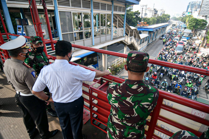 Gubernur DKI Jakarta Anies Baswedan (tengah) bersama Pangdam Jaya Mayjen TNI Mulyo Aji (kanan) dan Dirlantas Polda Metro Jaya Kombes Pol Sambodo (kiri) saat meninjau pos penyekatan PPKM darurat di jalan Mampang Prapatan Raya, Jakarta Selatan.