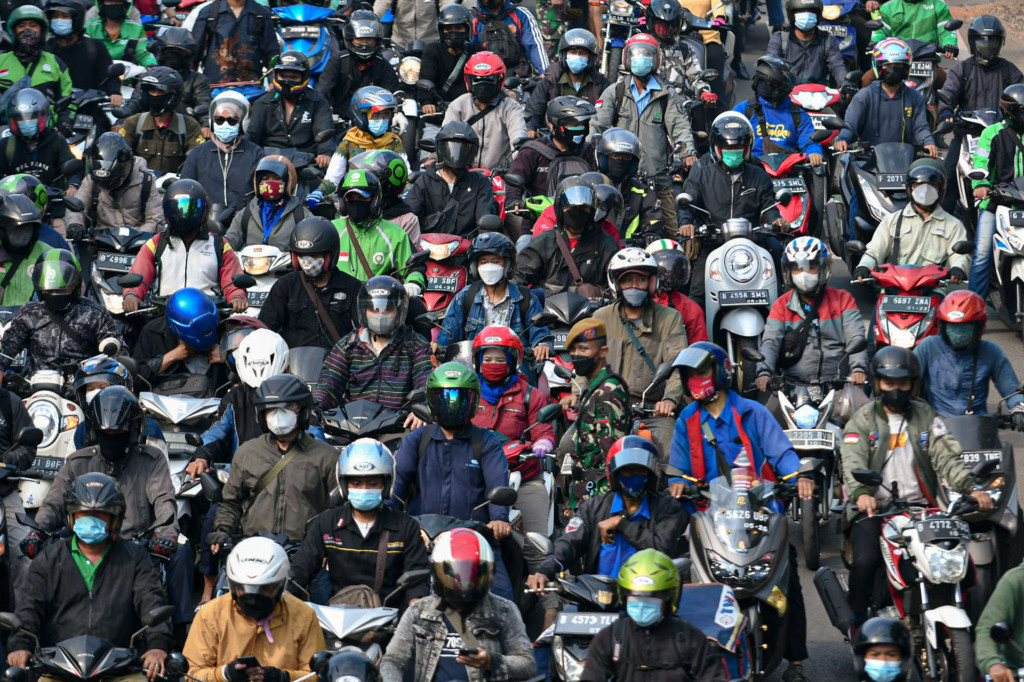 Polda Metro Jaya menambah jumlah lokasi penyekatan PPKM Darurat menjadi 100 titik yang berlaku mulai hari ini, Kamis, 15 Juli 2021. 