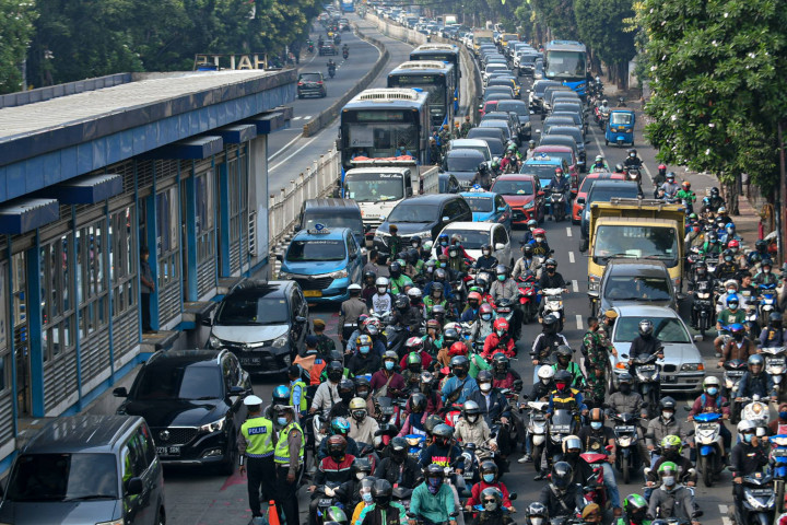 100 titik penyekatan PPKM Darurat itu meliputi 19 lokasi di dalam kota, 15 titik di tol, 10 titik di batas kota 29 titik di daerah penyangga Ibu Kota seperti Bekasi, Depok dan Tangerang, serta 27 titik di ruas Jalan Sudirman-Thamrin, Jakarta.