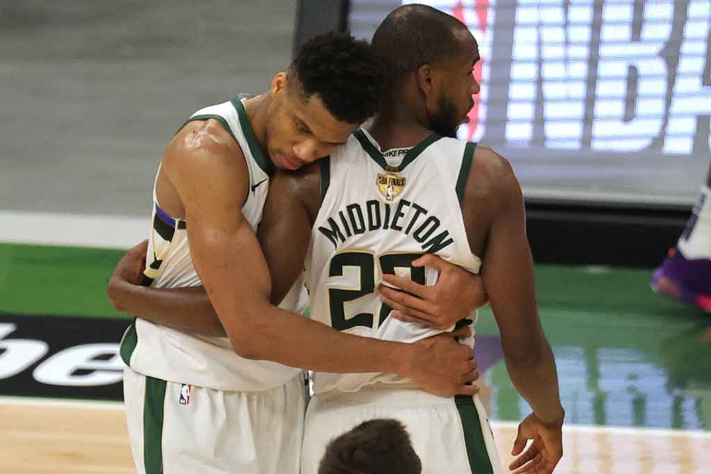  Milwaukee Bucks berhasil mengalahkan Phoenix Suns 109-103 dalam gim keempat Final NBA, Kamis, 15 Juli 2021 WIB, sekaligus menyamakan kedudukan 2-2 dalam seri best-of-seven.