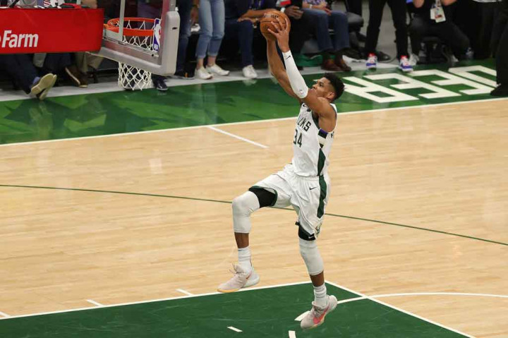 Sementara Giannis Antetokounmpo menghasilkan 26 poin, 14 rebound, dan delapan assist, untuk Bucks, dan melakukan pertahanan yang kuat termasuk blok penting pada akhir kuarter keempat.