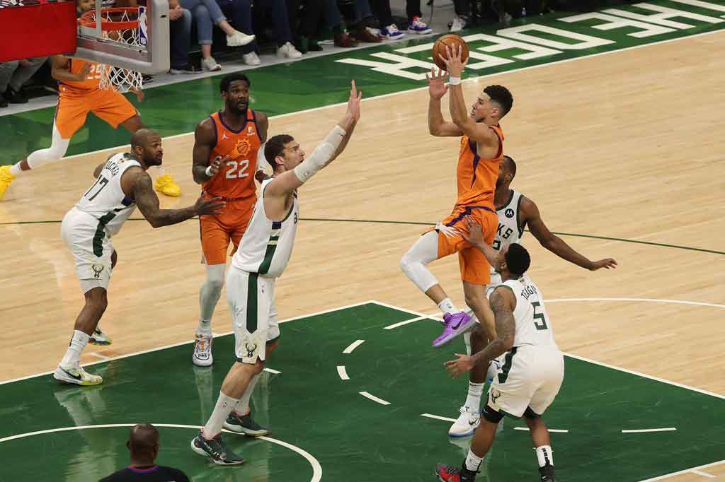 Guard Suns Devin Booker mengumpulkan 42 poin namun hanya mendapat sedikit dukungan dari rekan-rekan setimnya. Tak seorang pun dari mereka yang mampu menembus dua digit pada paruh pertama.
