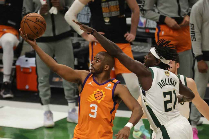 Point guard Chris Paul kesulitan sejak awal dan hanya berhasil menghasilkan dua poin pada paruh pertama dan total 10 poin, sangat jauh dari penampilan 32-poinnya pada laga pembuka seri.