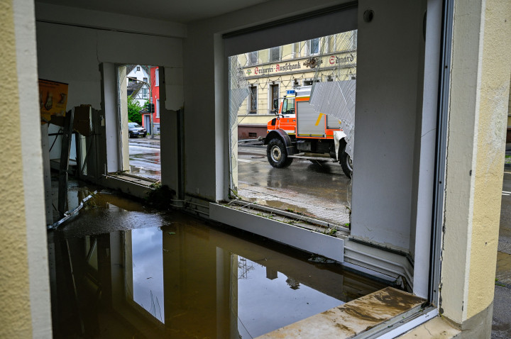 Enam rumah ambruk akibat cuaca ekstrem tersebut yang membuat puluhan orang lainnya dilaporkan hilang.