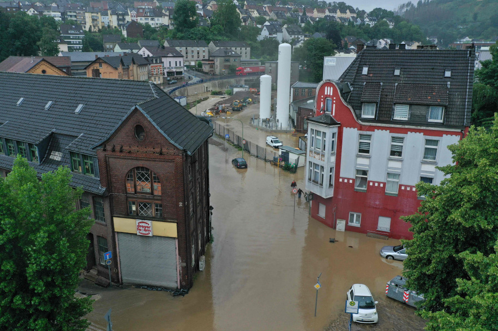Distrik Vulkaneifel di Rhineland-Palatinate terpaksa menetapkan masa darurat karena beberapa area tidak bisa diakses akibat hujan deras. 