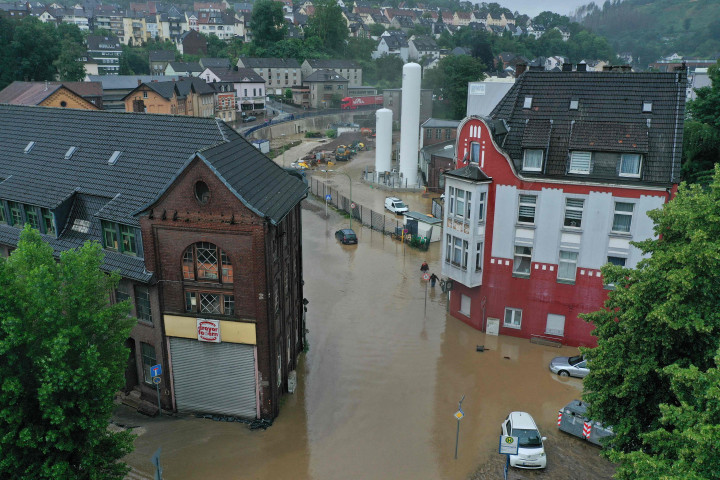 Distrik Vulkaneifel di Rhineland-Palatinate terpaksa menetapkan masa darurat karena beberapa area tidak bisa diakses akibat hujan deras. 